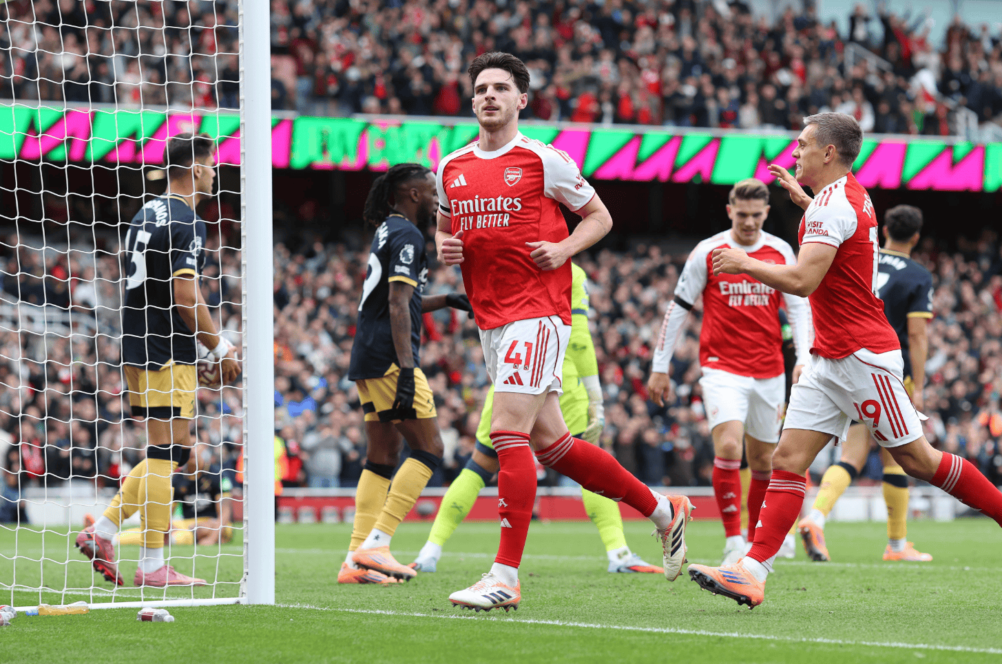 爱游戏网站入口-窗口期英超焦点战；法兰克福造点机会；媒体盛赞；更衣室氛围转暖的简单介绍