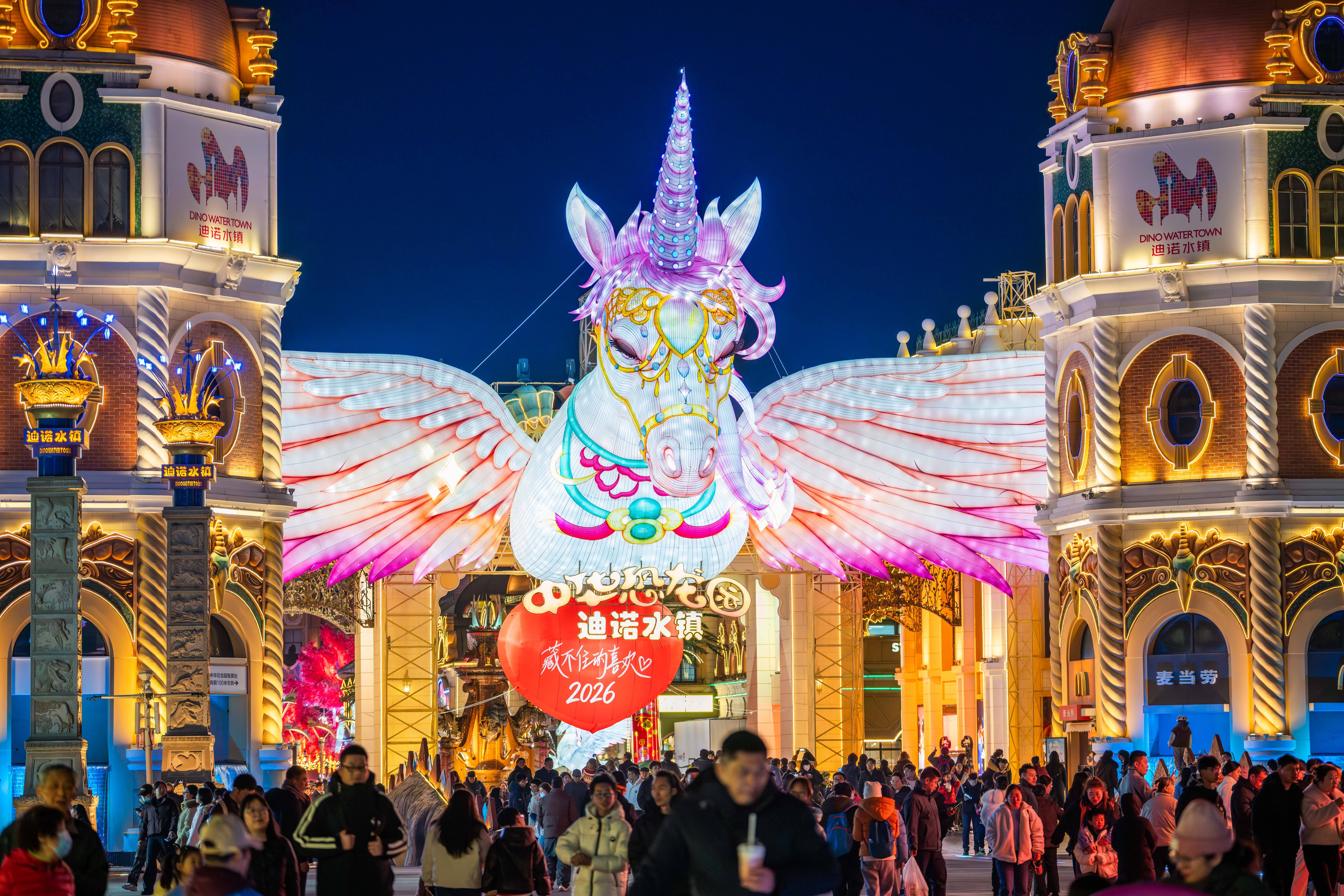 爱游戏 在线-包含赛地聚焦：亚冠今晚热度飙升，山东泰山再遭质疑，震撼外界，临场指挥获称赞的词条