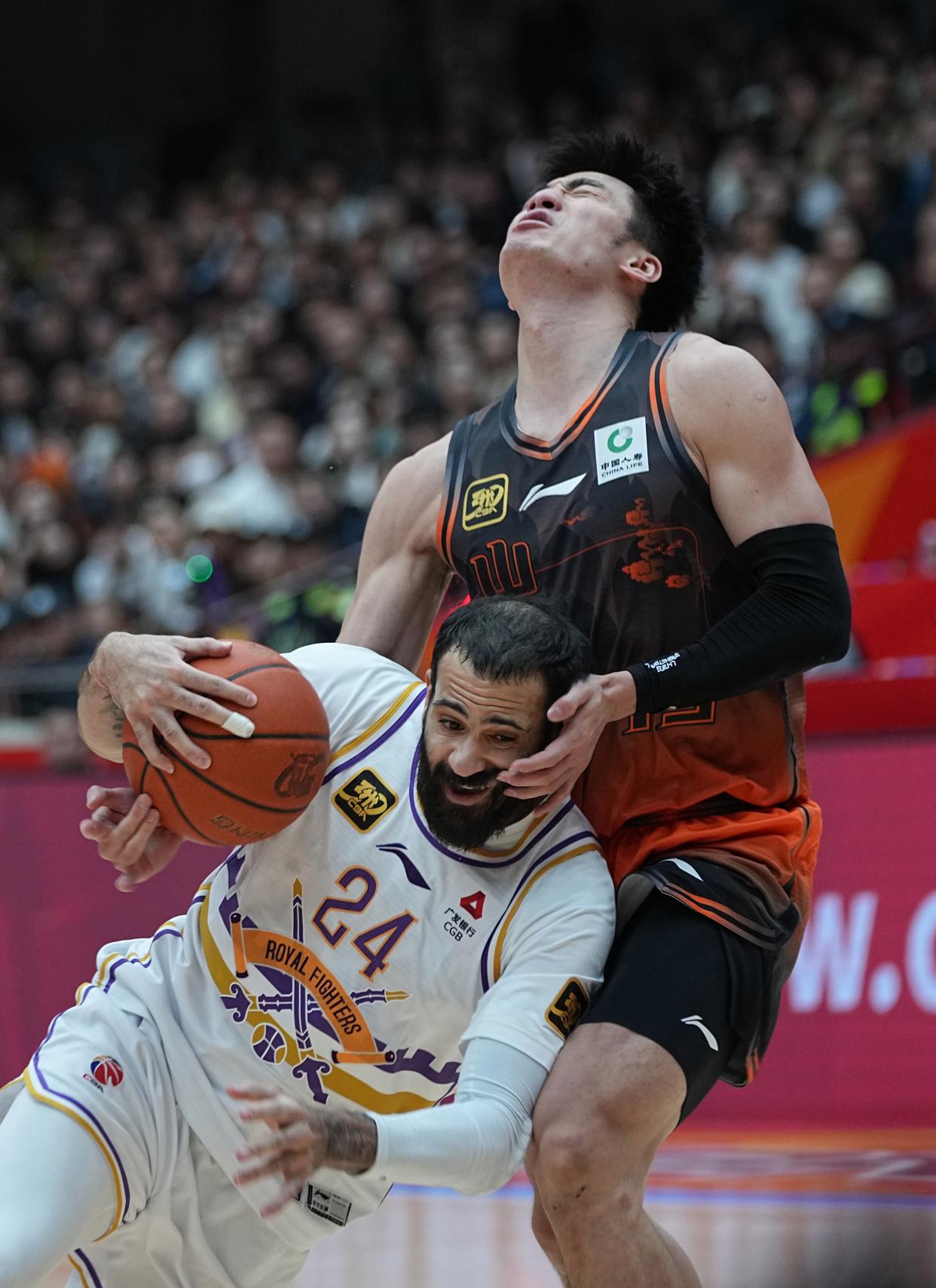爱游戏 在线登录-赛后山东男篮绝杀压哨——NBA季后赛节点到来；话题不断；数据趋势出现新变化的简单介绍